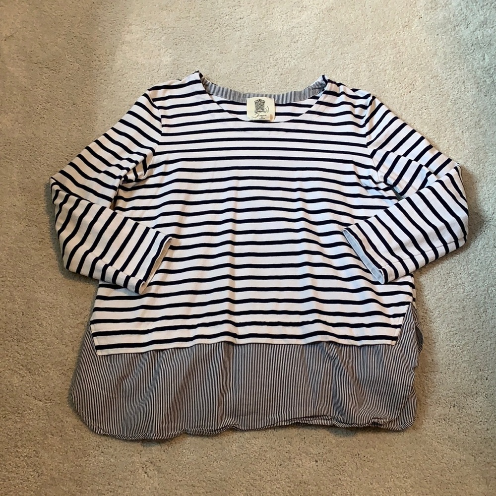 Navy and white top. Quarter length sleeve